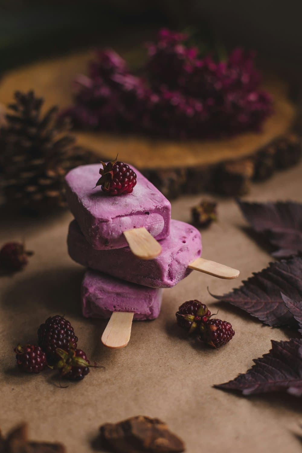 Polos artesanos de fruta del bosque apilados con frambuesas frescas